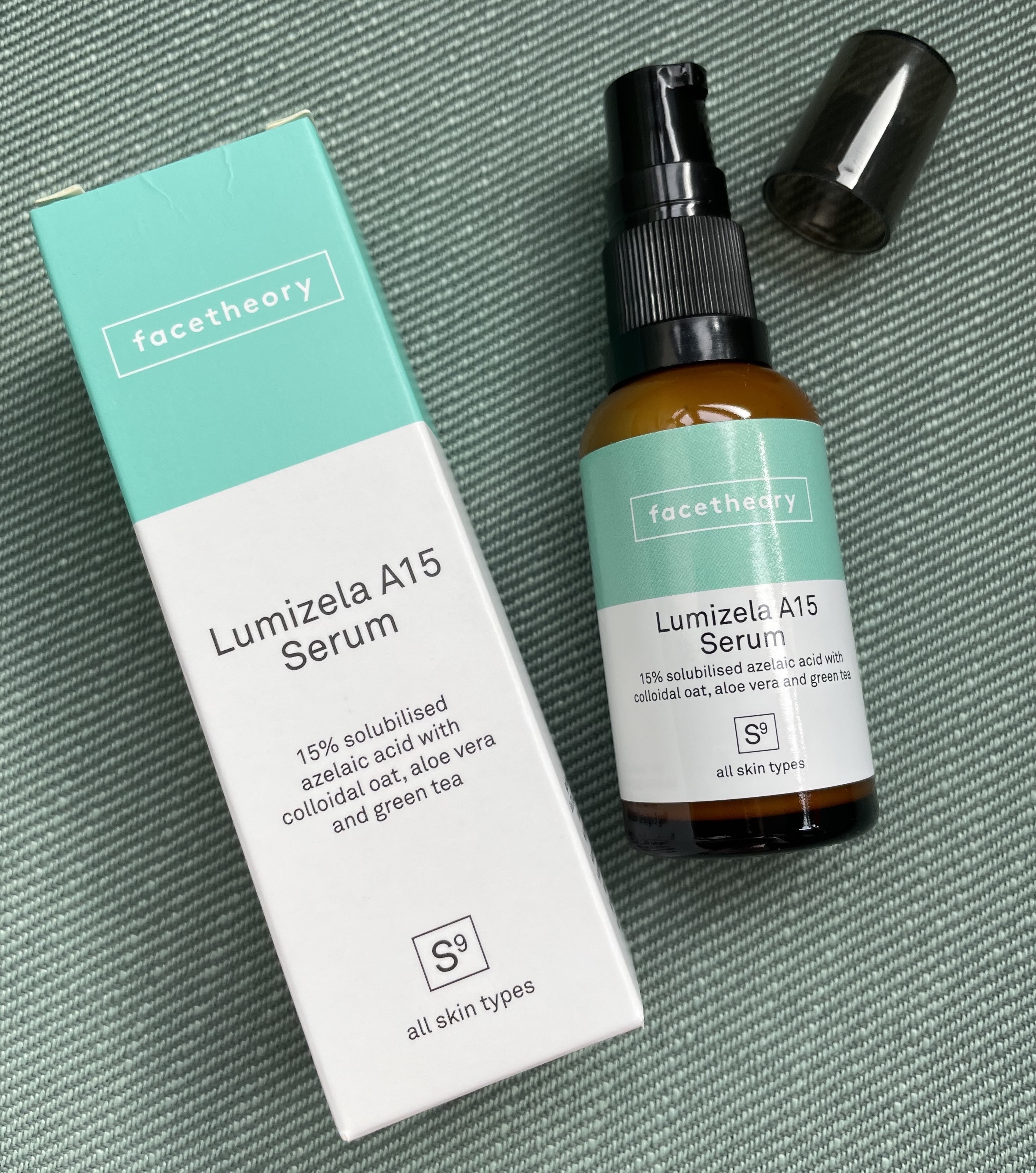 Packaging del serum Lumizela A15 con ácido azelaico al 15% (foto): caja de cartón y botella de cristal airless (bomba).