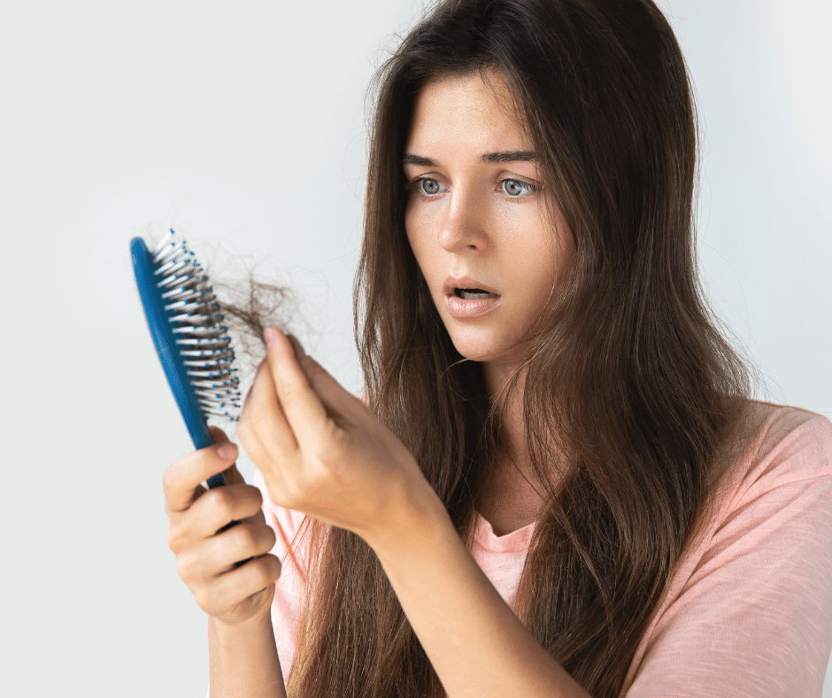Pérdida de cabello transitoria (efluvio telógeno) por falta de zinc.